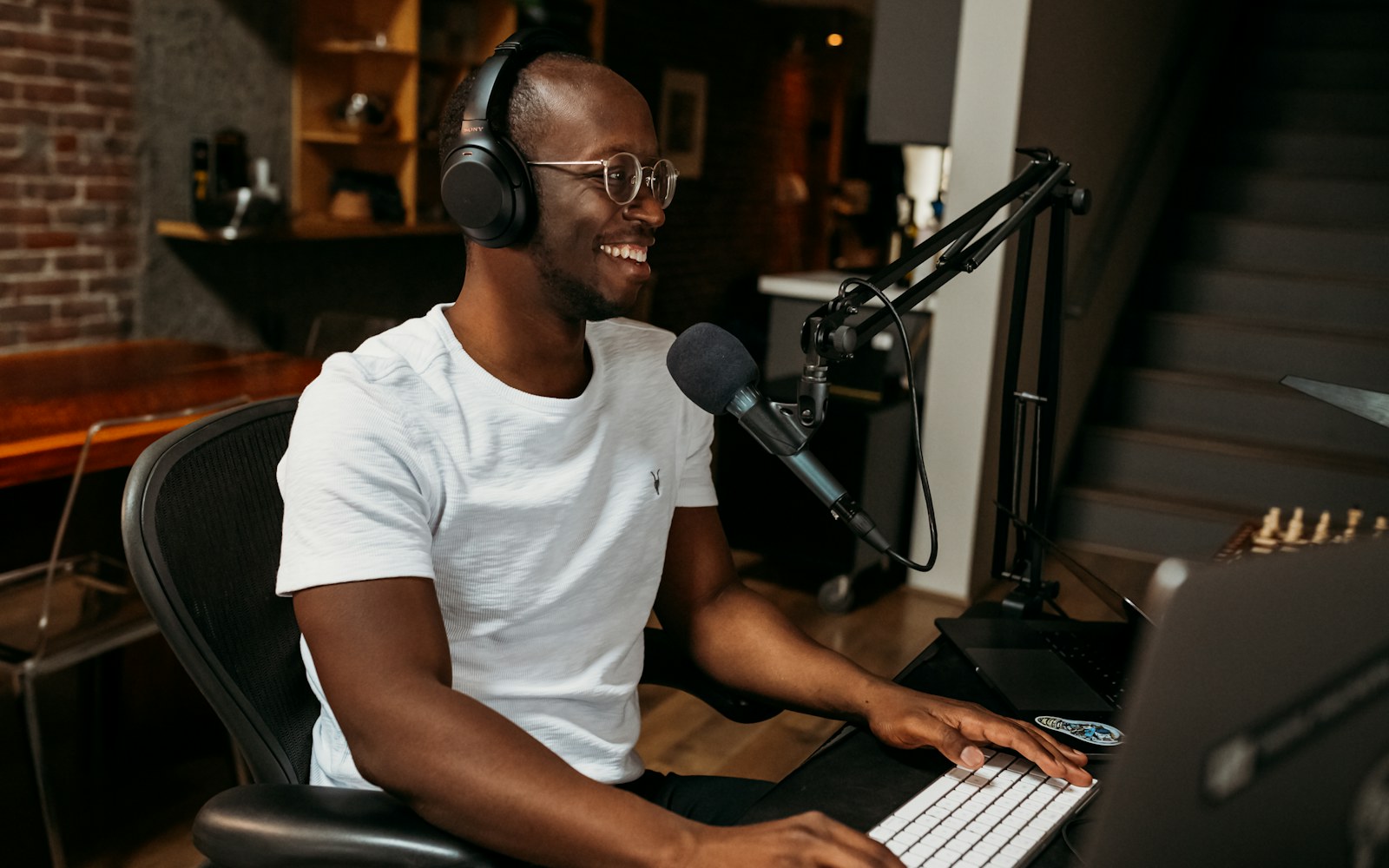 A new host recording weekly interviews with no audio interface; editorial scene
